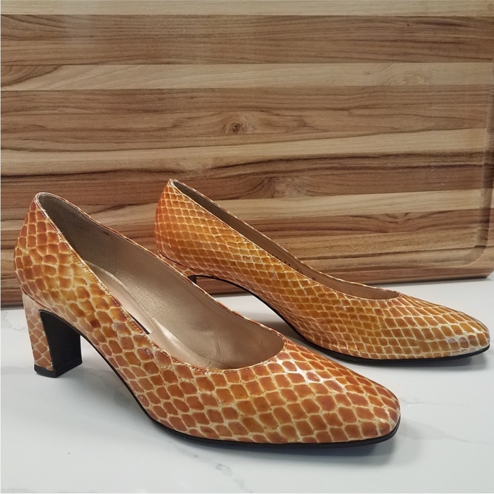 Vintage Stuart Weitzman Heels Size 7.5B great condition snake/alligatorish skin